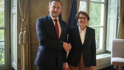 Bien que la réunion soit avant tout une concertation, le gouvernement français a « bon espoir » d'obtenir un mouvement de la Commission vers une neutralisation des coûts liés au MACF pour les agriculteurs. (Christophe Hansen et Annie Genevard en octobre 2025 à Paris).